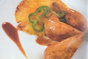 Sabrosos muslos de pollo con piña asada.