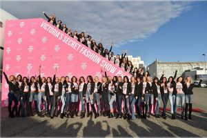 Los ángeles’ de Victoria’s Secret sobrevuelan París
