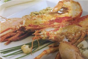 Bogavante con champiñones al cava.