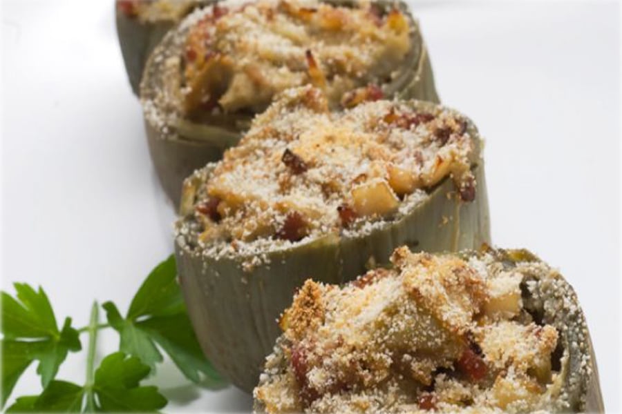 Alcachofas rellenas de carne y jamón.