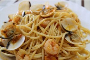 Espaguetis con gambas y almejas