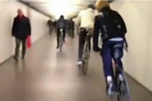 Carrera de bicicletas en el metro de Barcelona