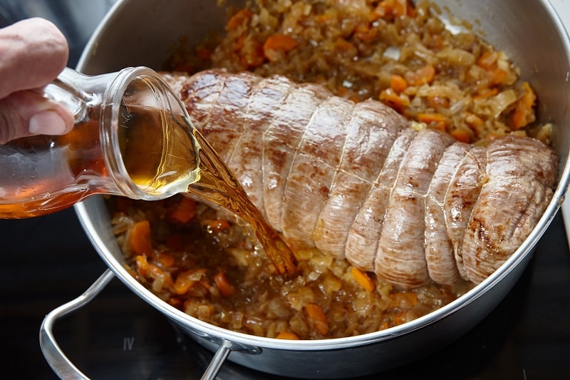 El auténtico redondo de ternera con la receta tradicional, asado y con salsa