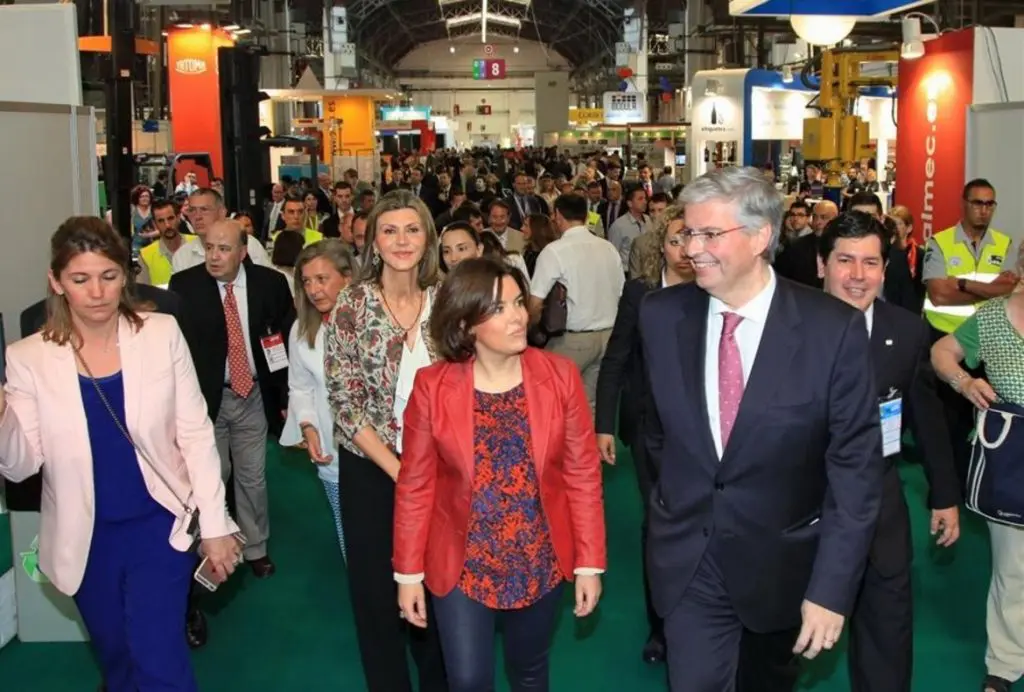 Jordi Cornet y Soraya Saenz de Santamaría en un salón del Consorcio de la Zona Franca de Barcelona