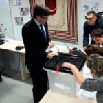 Puigdemont votando 1-O