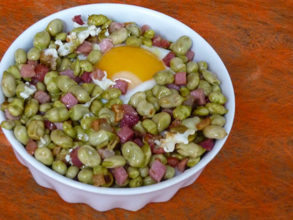 Habas con chorizo, jamón y tocino un plato completo para los días de frío