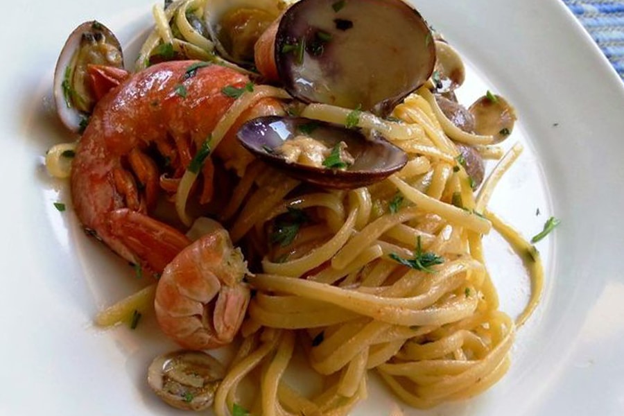 Tallarines fríos con marisco, un placer para el paladar.