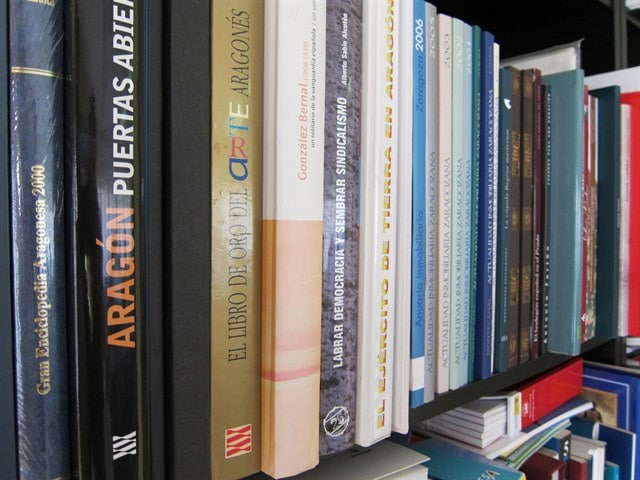 Novela Negra RBA. Libros en un estante