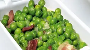 Salteado de guisantes con jamón, plato sabroso y muy nutritivo.