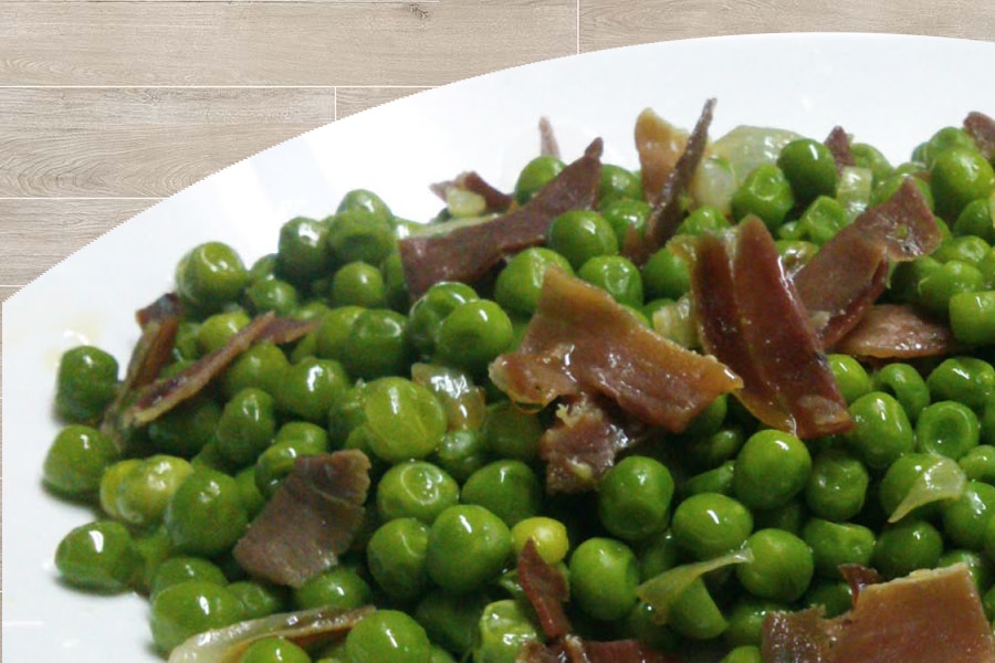 Salteado de guisantes con jamón, plato sabroso y muy nutritivo.
