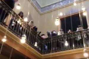 Feministas tapadas boicotean acto del pp de Cataluña