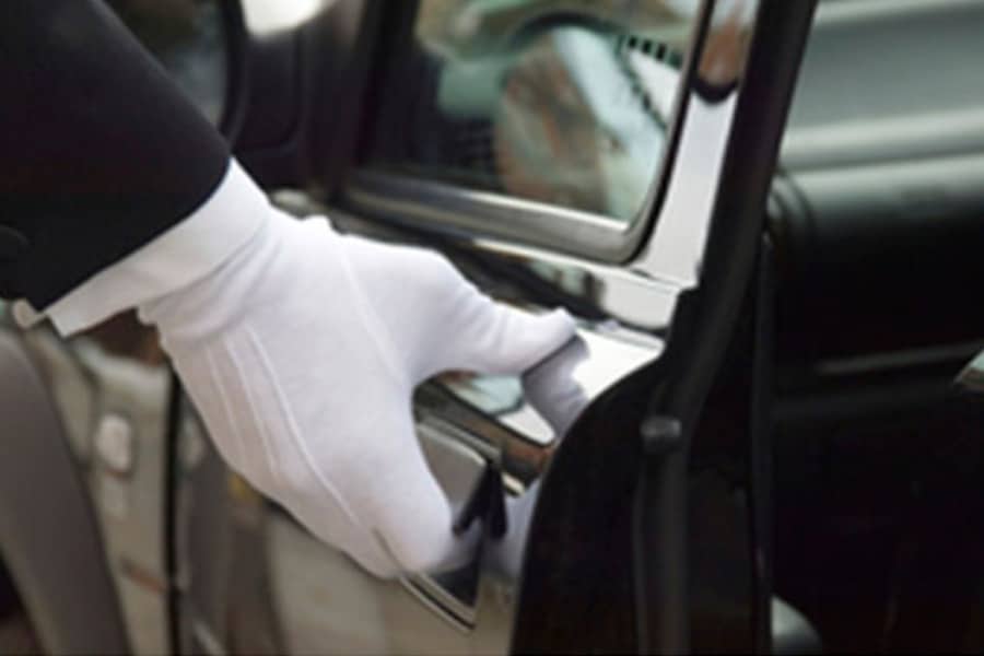 Alquilar un vehículo con conductor: todas sus ventajas