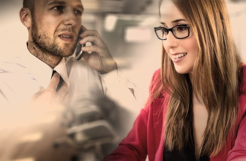 5 consejos para hombres mayores de 40 años. Hombre trabajando en oficina