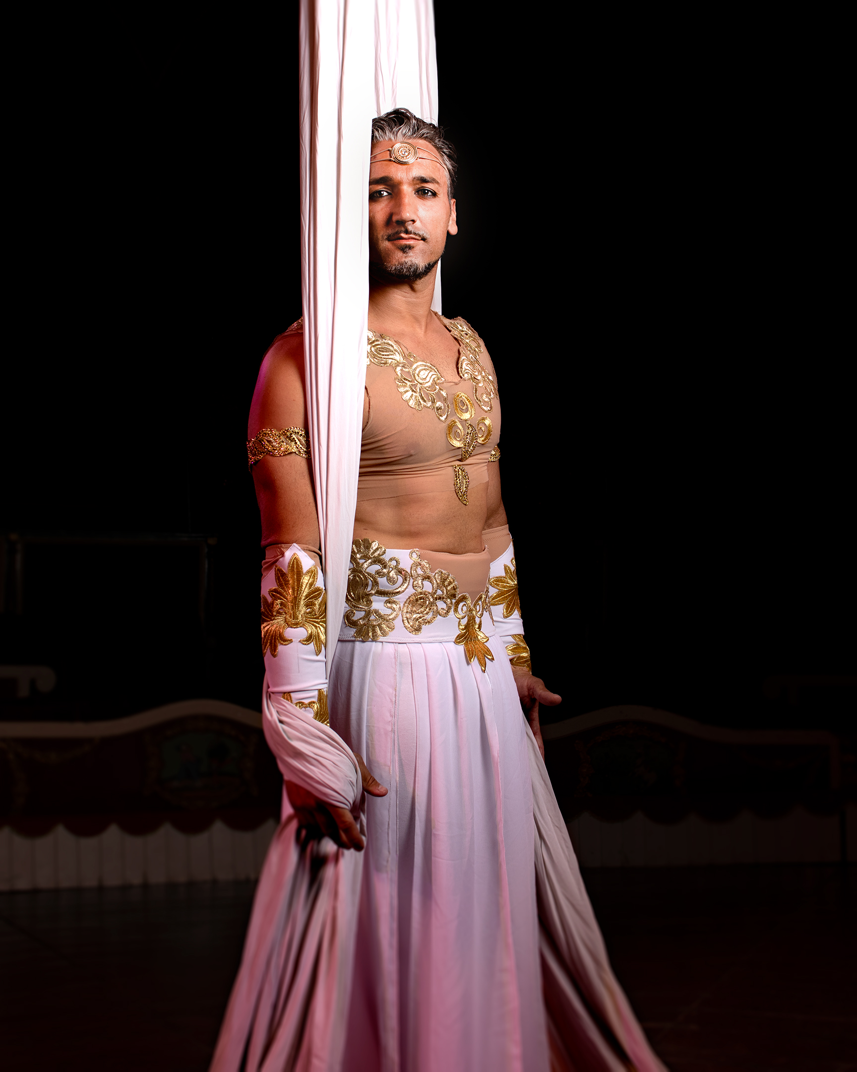 Terra, el nuevo espectáculo del Circo Raluy. Aljosha Coatti y su número de telas aéreas.